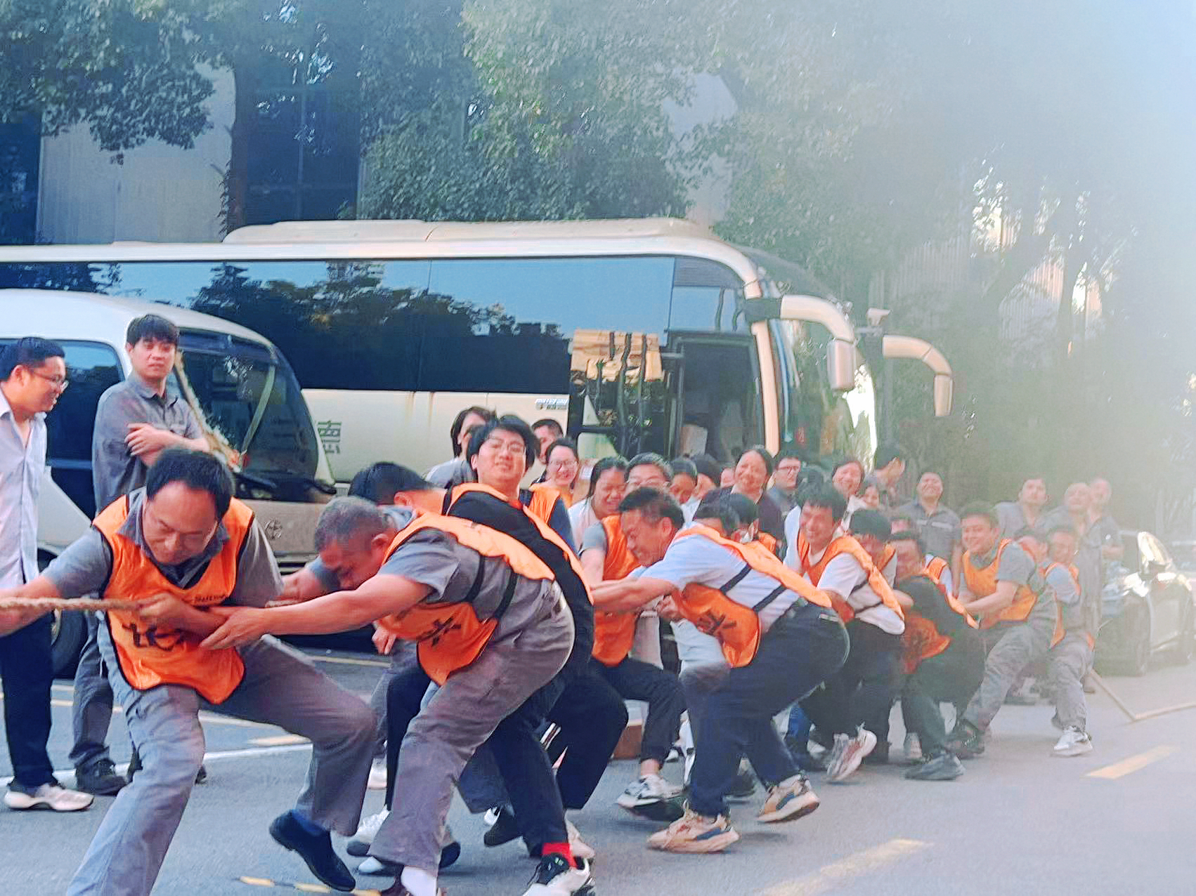 燃爆环球UG网址总部园区！女子组首秀亮眼，这场拔河比赛尘埃落定